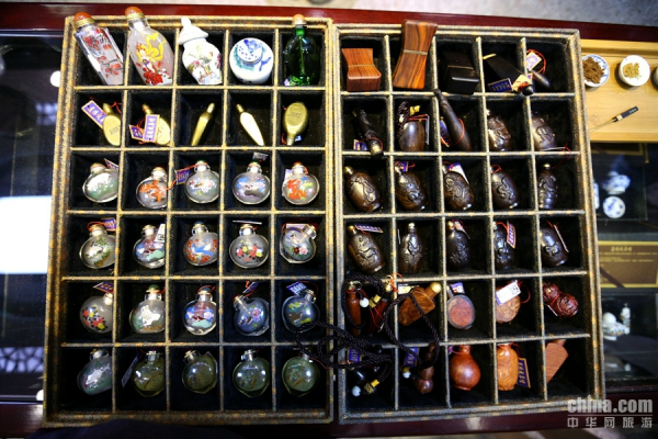 2 百年鼻烟益德成 碾成琵琶金屑飞 嗅处微微香雾起929.png