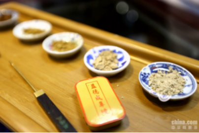 2 百年鼻烟益德成 碾成琵琶金屑飞 嗅处微微香雾起1217.png